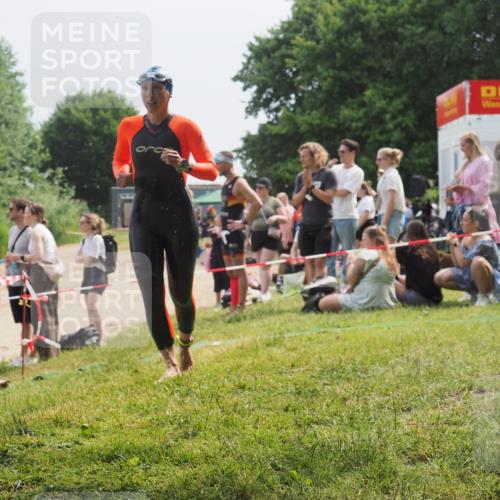 15.06.2025 - 27. Vierlanden-Triathlon KatJ http://msf.ph/oto/8034158 15.06.2025 11:17:26 Schwimmen 911, 944 meine-sportfotos.de