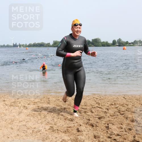 15.06.2025 - 27. Vierlanden-Triathlon Lena Gebhardt http://msf.ph/oto/8034159 15.06.2025 11:19:07 Schwimmen 876, 942 meine-sportfotos.de