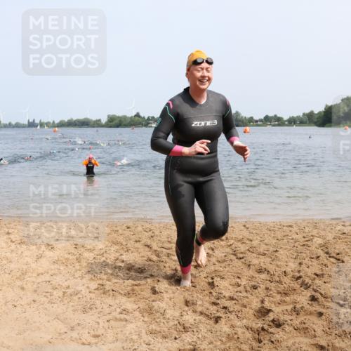15.06.2025 - 27. Vierlanden-Triathlon Lena Gebhardt http://msf.ph/oto/8034161 15.06.2025 11:19:07 Schwimmen 876, 942 meine-sportfotos.de