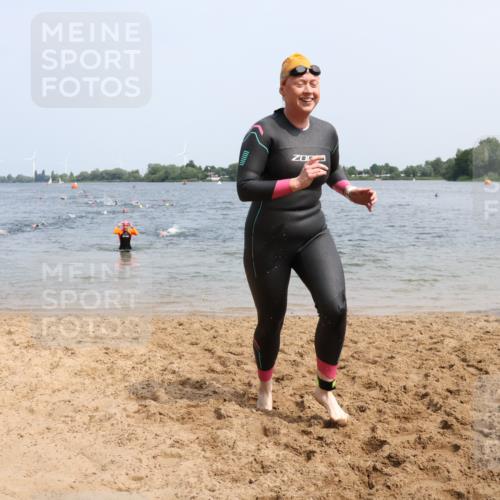 15.06.2025 - 27. Vierlanden-Triathlon Lena Gebhardt http://msf.ph/oto/8034162 15.06.2025 11:19:07 Schwimmen 876, 942 meine-sportfotos.de