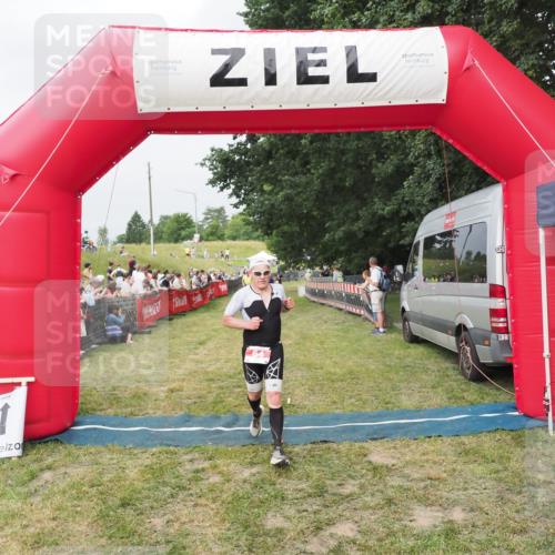 21.06.2025 - 27. Vierlanden-Triathlon MichiJ http://msf.ph/oto/8034166 15.06.2026 12:57:19 Ziel 64 meine-sportfotos.de