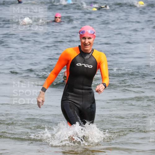 15.06.2025 - 27. Vierlanden-Triathlon Lena Gebhardt http://msf.ph/oto/8034167 15.06.2025 11:19:12 Schwimmen 876, 901 meine-sportfotos.de