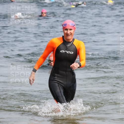 15.06.2025 - 27. Vierlanden-Triathlon Lena Gebhardt http://msf.ph/oto/8034168 15.06.2025 11:19:12 Schwimmen 876, 901 meine-sportfotos.de