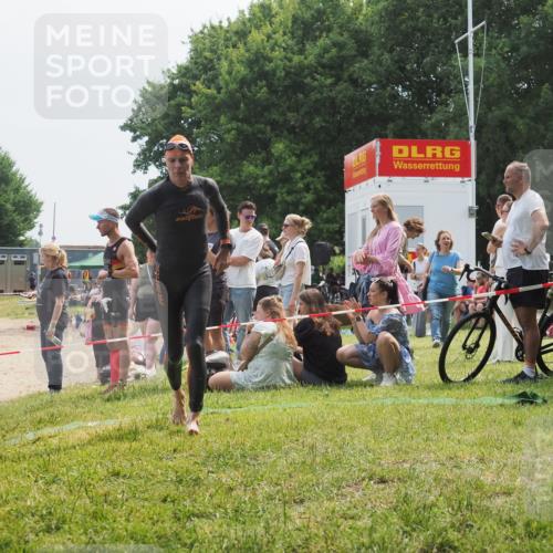 15.06.2025 - 27. Vierlanden-Triathlon KatJ http://msf.ph/oto/8034170 15.06.2025 11:17:39 Schwimmen 849, 973 meine-sportfotos.de