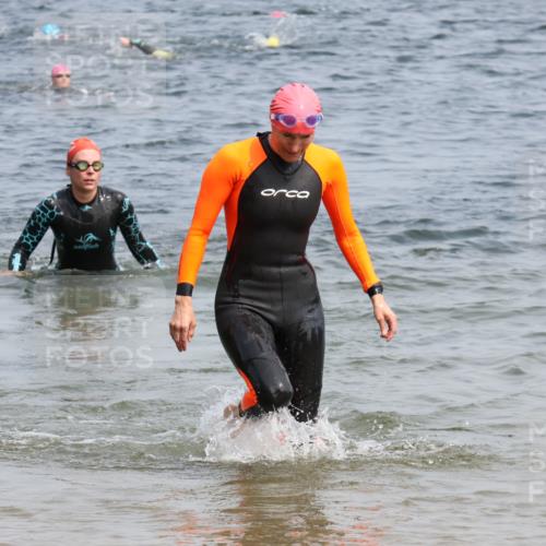 15.06.2025 - 27. Vierlanden-Triathlon Lena Gebhardt http://msf.ph/oto/8034172 15.06.2025 11:19:13 Schwimmen 876, 901 meine-sportfotos.de