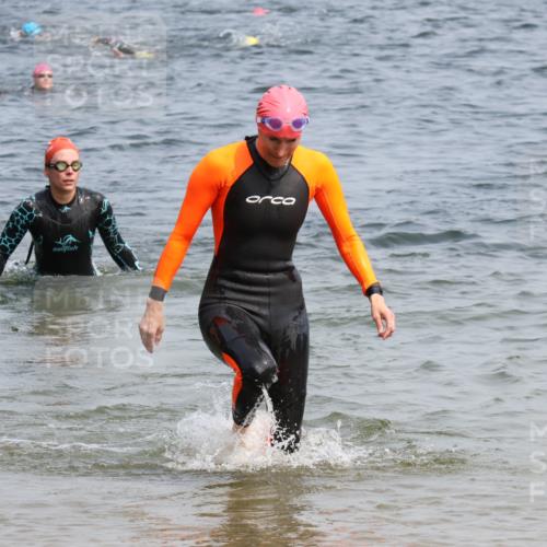 15.06.2025 - 27. Vierlanden-Triathlon Lena Gebhardt http://msf.ph/oto/8034175 15.06.2025 11:19:13 Schwimmen 876, 901 meine-sportfotos.de