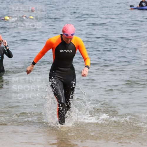 15.06.2025 - 27. Vierlanden-Triathlon Lena Gebhardt http://msf.ph/oto/8034177 15.06.2025 11:19:14 Schwimmen 876, 901 meine-sportfotos.de