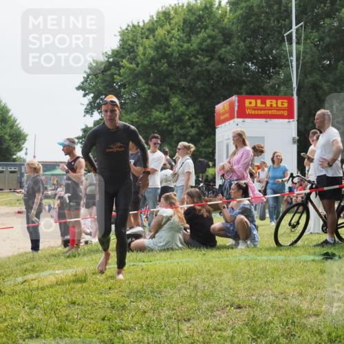 15.06.2025 - 27. Vierlanden-Triathlon KatJ http://msf.ph/oto/8034179 15.06.2025 11:17:39 Schwimmen 849, 973 meine-sportfotos.de