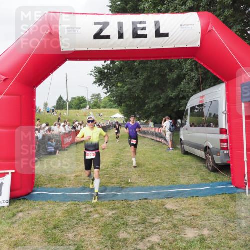 21.06.2025 - 27. Vierlanden-Triathlon MichiJ http://msf.ph/oto/8034180 15.06.2026 12:57:24 Ziel 5, 64, 99 meine-sportfotos.de