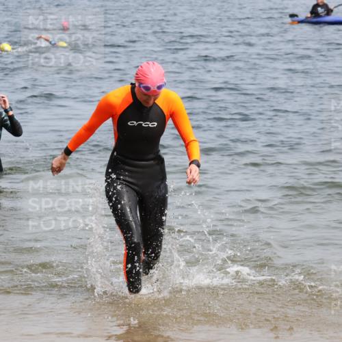 15.06.2025 - 27. Vierlanden-Triathlon Lena Gebhardt http://msf.ph/oto/8034182 15.06.2025 11:19:14 Schwimmen 876, 901 meine-sportfotos.de