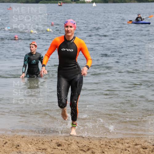 15.06.2025 - 27. Vierlanden-Triathlon Lena Gebhardt http://msf.ph/oto/8034184 15.06.2025 11:19:16 Schwimmen 876, 878, 901, 923 meine-sportfotos.de