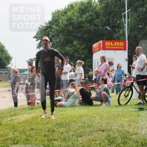 15.06.2025 - 27. Vierlanden-Triathlon KatJ http://msf.ph/oto/8034186 15.06.2025 11:17:39 Schwimmen 849, 973 meine-sportfotos.de