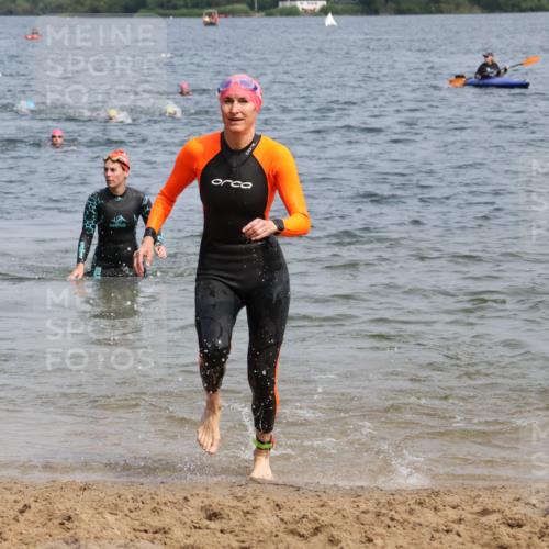 15.06.2025 - 27. Vierlanden-Triathlon Lena Gebhardt http://msf.ph/oto/8034187 15.06.2025 11:19:16 Schwimmen 876, 878, 901, 923 meine-sportfotos.de