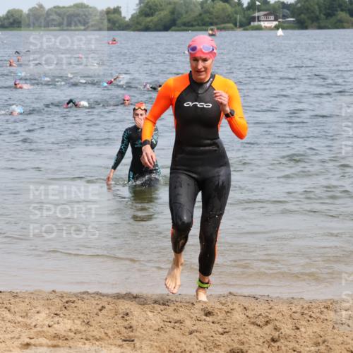 15.06.2025 - 27. Vierlanden-Triathlon Lena Gebhardt http://msf.ph/oto/8034191 15.06.2025 11:19:17 Schwimmen 876, 878, 901, 923 meine-sportfotos.de