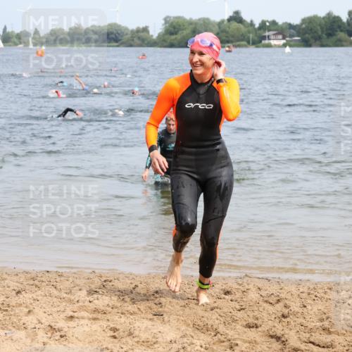 15.06.2025 - 27. Vierlanden-Triathlon Lena Gebhardt http://msf.ph/oto/8034195 15.06.2025 11:19:17 Schwimmen 876, 878, 901, 923 meine-sportfotos.de
