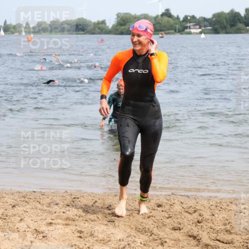 15.06.2025 - 27. Vierlanden-Triathlon Lena Gebhardt http://msf.ph/oto/8034198 15.06.2025 11:19:17 Schwimmen 876, 878, 901, 923 meine-sportfotos.de