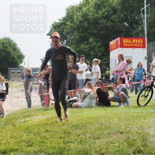 15.06.2025 - 27. Vierlanden-Triathlon KatJ http://msf.ph/oto/8034200 15.06.2025 11:17:39 Schwimmen 849, 973 meine-sportfotos.de