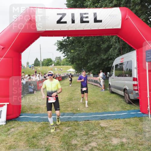 21.06.2025 - 27. Vierlanden-Triathlon MichiJ http://msf.ph/oto/8034201 15.06.2026 12:57:25 Ziel 5, 51, 64, 99 meine-sportfotos.de
