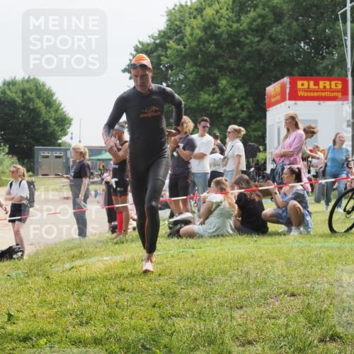 15.06.2025 - 27. Vierlanden-Triathlon KatJ http://msf.ph/oto/8034207 15.06.2025 11:17:39 Schwimmen 849, 973 meine-sportfotos.de