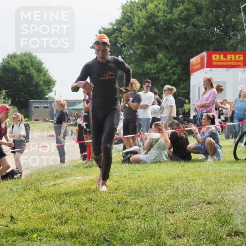 15.06.2025 - 27. Vierlanden-Triathlon KatJ http://msf.ph/oto/8034210 15.06.2025 11:17:39 Schwimmen 849, 973 meine-sportfotos.de