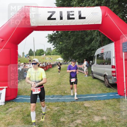 21.06.2025 - 27. Vierlanden-Triathlon MichiJ http://msf.ph/oto/8034211 15.06.2026 12:57:26 Ziel 5, 51, 64, 99 meine-sportfotos.de