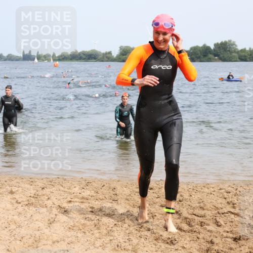 15.06.2025 - 27. Vierlanden-Triathlon Lena Gebhardt http://msf.ph/oto/8034212 15.06.2025 11:19:18 Schwimmen 875, 878, 901, 923 meine-sportfotos.de