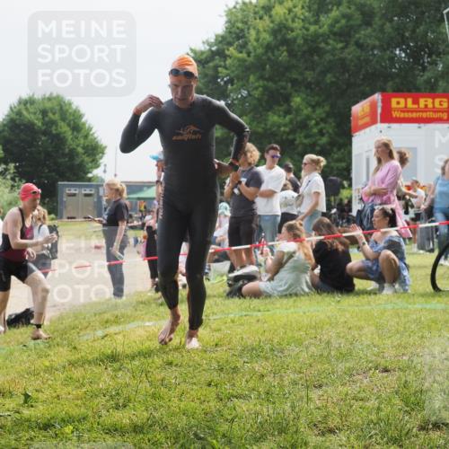 15.06.2025 - 27. Vierlanden-Triathlon KatJ http://msf.ph/oto/8034215 15.06.2025 11:17:40 Schwimmen 849, 973 meine-sportfotos.de