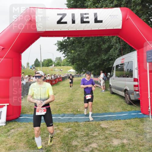 21.06.2025 - 27. Vierlanden-Triathlon MichiJ http://msf.ph/oto/8034217 15.06.2026 12:57:26 Ziel 5, 51, 64, 99 meine-sportfotos.de