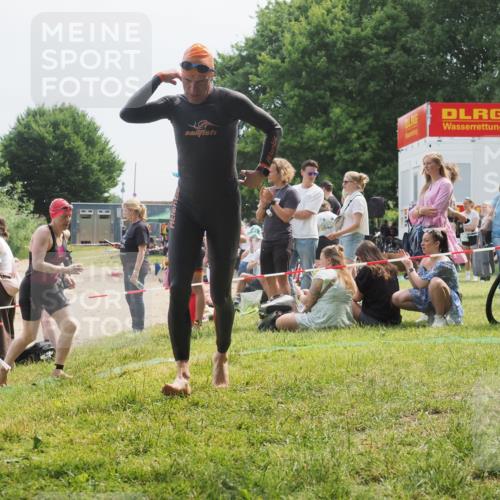 15.06.2025 - 27. Vierlanden-Triathlon KatJ http://msf.ph/oto/8034220 15.06.2025 11:17:40 Schwimmen 849, 973 meine-sportfotos.de