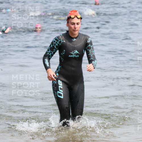15.06.2025 - 27. Vierlanden-Triathlon Lena Gebhardt http://msf.ph/oto/8034221 15.06.2025 11:19:20 Schwimmen 875, 878, 901, 923 meine-sportfotos.de