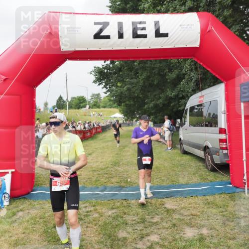21.06.2025 - 27. Vierlanden-Triathlon MichiJ http://msf.ph/oto/8034224 15.06.2026 12:57:26 Ziel 5, 51, 64, 99 meine-sportfotos.de