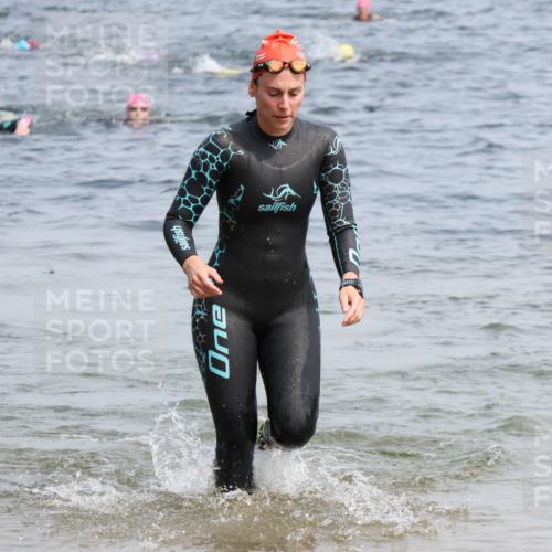 15.06.2025 - 27. Vierlanden-Triathlon Lena Gebhardt http://msf.ph/oto/8034225 15.06.2025 11:19:20 Schwimmen 875, 878, 901, 923 meine-sportfotos.de