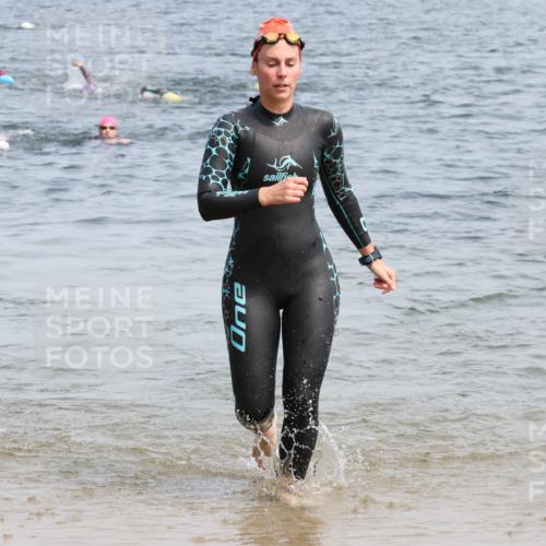 15.06.2025 - 27. Vierlanden-Triathlon Lena Gebhardt http://msf.ph/oto/8034230 15.06.2025 11:19:22 Schwimmen 875, 878, 901, 923 meine-sportfotos.de