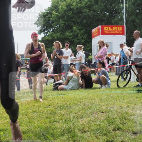 15.06.2025 - 27. Vierlanden-Triathlon KatJ http://msf.ph/oto/8034232 15.06.2025 11:17:41 Schwimmen 849, 973 meine-sportfotos.de
