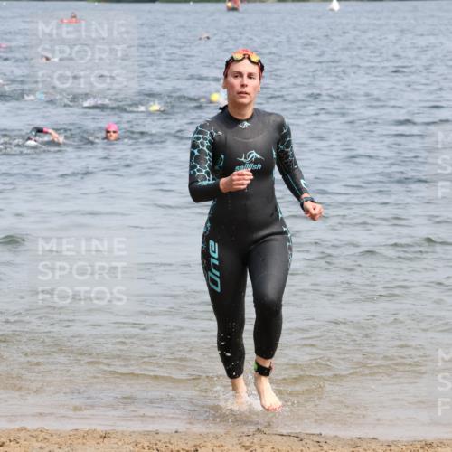 15.06.2025 - 27. Vierlanden-Triathlon Lena Gebhardt http://msf.ph/oto/8034235 15.06.2025 11:19:22 Schwimmen 875, 878, 901, 923 meine-sportfotos.de