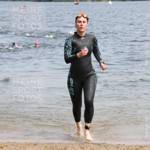 15.06.2025 - 27. Vierlanden-Triathlon Lena Gebhardt http://msf.ph/oto/8034238 15.06.2025 11:19:22 Schwimmen 875, 878, 901, 923 meine-sportfotos.de