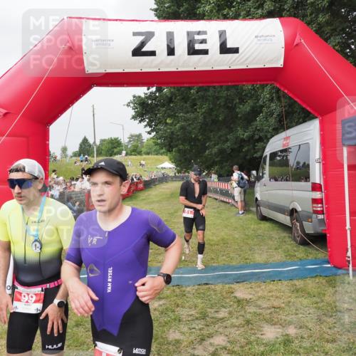 21.06.2025 - 27. Vierlanden-Triathlon MichiJ http://msf.ph/oto/8034240 15.06.2026 12:57:29 Ziel 5, 51, 99 meine-sportfotos.de