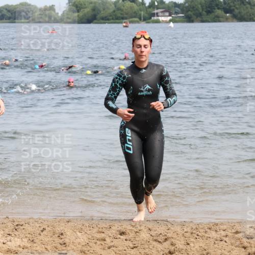 15.06.2025 - 27. Vierlanden-Triathlon Lena Gebhardt http://msf.ph/oto/8034242 15.06.2025 11:19:23 Schwimmen 875, 878, 895, 901, 923 meine-sportfotos.de