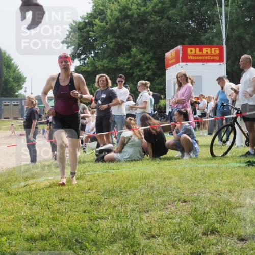 15.06.2025 - 27. Vierlanden-Triathlon KatJ http://msf.ph/oto/8034243 15.06.2025 11:17:42 Schwimmen 849, 973 meine-sportfotos.de