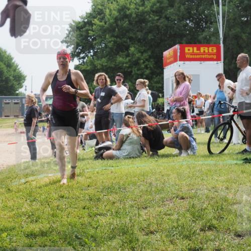 15.06.2025 - 27. Vierlanden-Triathlon KatJ http://msf.ph/oto/8034247 15.06.2025 11:17:42 Schwimmen 849, 973 meine-sportfotos.de