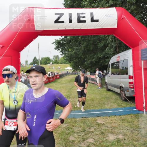 21.06.2025 - 27. Vierlanden-Triathlon MichiJ http://msf.ph/oto/8034248 15.06.2026 12:57:29 Ziel 5, 51, 99 meine-sportfotos.de
