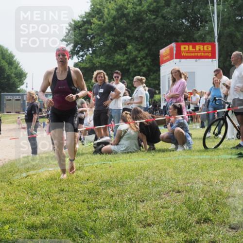 15.06.2025 - 27. Vierlanden-Triathlon KatJ http://msf.ph/oto/8034251 15.06.2025 11:17:42 Schwimmen 849, 973 meine-sportfotos.de