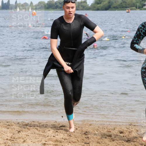 15.06.2025 - 27. Vierlanden-Triathlon Lena Gebhardt http://msf.ph/oto/8034255 15.06.2025 11:19:24 Schwimmen 875, 878, 895, 901, 923 meine-sportfotos.de