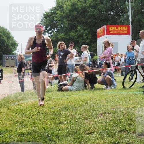15.06.2025 - 27. Vierlanden-Triathlon KatJ http://msf.ph/oto/8034256 15.06.2025 11:17:42 Schwimmen 849, 973 meine-sportfotos.de