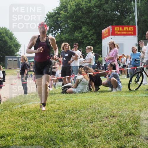 15.06.2025 - 27. Vierlanden-Triathlon KatJ http://msf.ph/oto/8034261 15.06.2025 11:17:42 Schwimmen 849, 973 meine-sportfotos.de