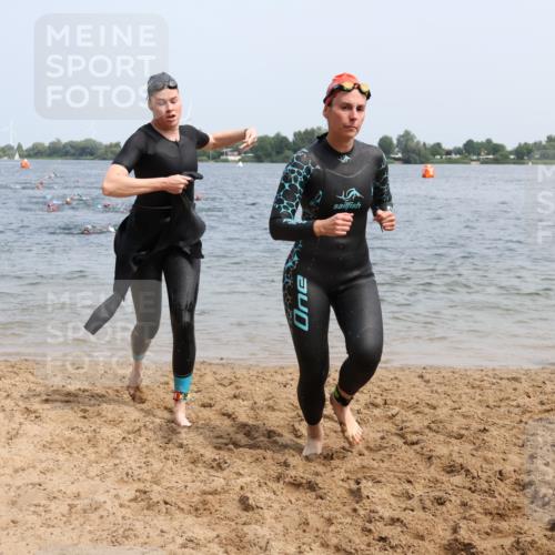 15.06.2025 - 27. Vierlanden-Triathlon Lena Gebhardt http://msf.ph/oto/8034263 15.06.2025 11:19:25 Schwimmen 875, 878, 895, 901, 923 meine-sportfotos.de