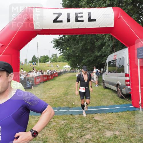 21.06.2025 - 27. Vierlanden-Triathlon MichiJ http://msf.ph/oto/8034264 15.06.2026 12:57:29 Ziel 5, 51, 99 meine-sportfotos.de