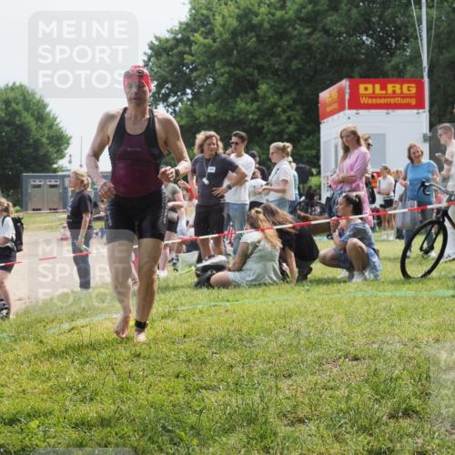 15.06.2025 - 27. Vierlanden-Triathlon KatJ http://msf.ph/oto/8034266 15.06.2025 11:17:42 Schwimmen 849, 973 meine-sportfotos.de