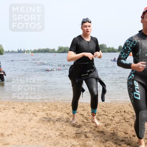 15.06.2025 - 27. Vierlanden-Triathlon Lena Gebhardt http://msf.ph/oto/8034267 15.06.2025 11:19:25 Schwimmen 875, 878, 895, 901, 923 meine-sportfotos.de