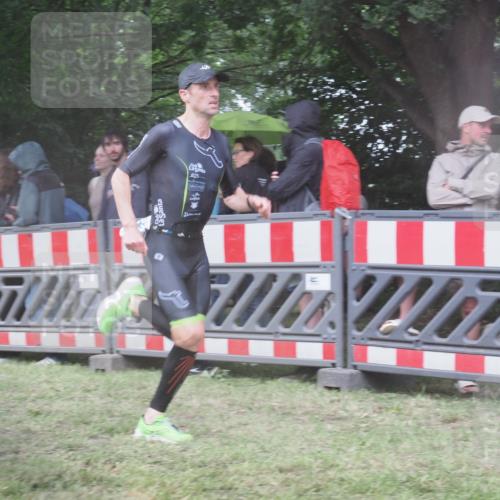 21.06.2025 - 27. Vierlanden-Triathlon KatJ http://msf.ph/oto/8034268 15.06.2025 13:47:47 Ziel 1153 meine-sportfotos.de